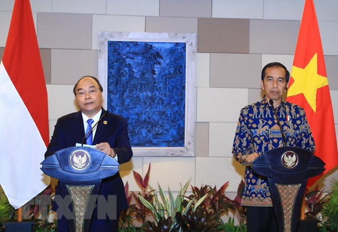 越南政府总理阮春福和印度尼西亚总统佐科·维多多共同主持新闻发布会 ảnh 1 越南政府总理阮春福和印度尼西亚总统佐科·维多多共同主持新闻发布会 ảnh 1