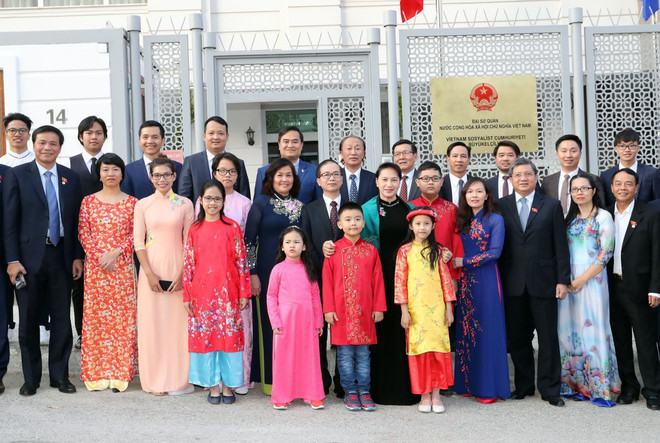 阮氏金银亲切会见越南驻土耳其大使馆工作人员和旅土越南人社群 ảnh 2 阮氏金银亲切会见越南驻土耳其大使馆工作人员和旅土越南人社群 ảnh 2