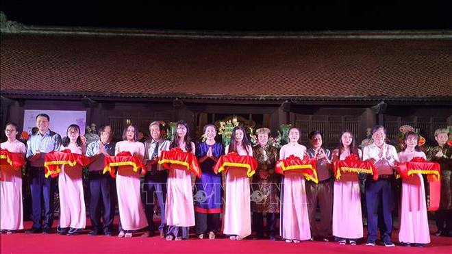 庆祝首都河内解放64周年：“河内心中的缽場陶瓷色彩”展会在文庙国子监开展 ảnh 1