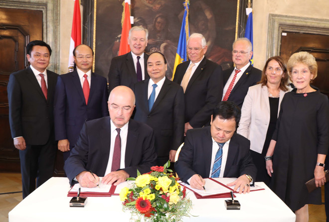 越南政府总理阮春福访问克雷姆斯应用科技大学 结束对奥地利的正式访问 ảnh 2