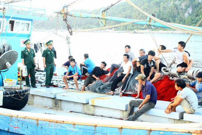 乂安省边防部队指挥部成功救援一艘海上遇险渔船 ảnh 2 乂安省边防部队指挥部成功救援一艘海上遇险渔船 ảnh 2