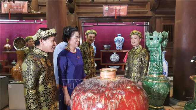 庆祝首都河内解放64周年：“河内心中的缽場陶瓷色彩”展会在文庙国子监开展 ảnh 2
