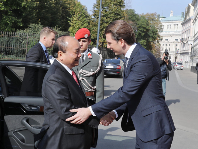 奥地利总理塞巴斯蒂安举行隆重仪式 欢迎阮春福总理到访 ảnh 2 奥地利总理塞巴斯蒂安举行隆重仪式 欢迎阮春福总理到访 ảnh 2