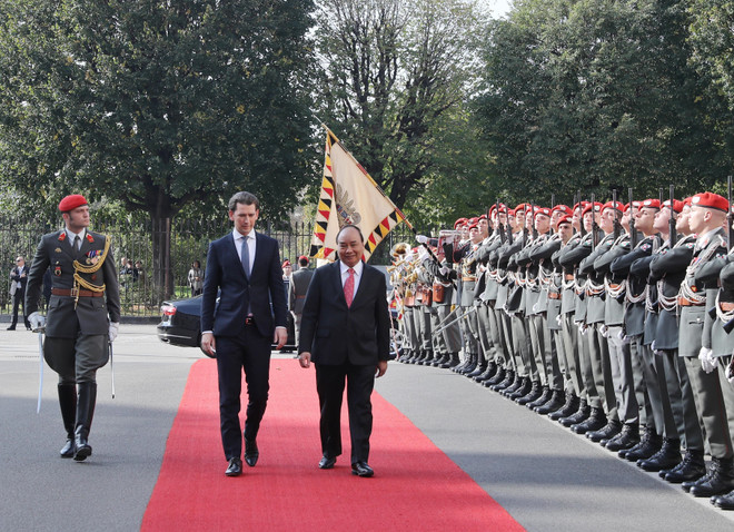奥地利总理塞巴斯蒂安举行隆重仪式 欢迎阮春福总理到访 ảnh 1 奥地利总理塞巴斯蒂安举行隆重仪式 欢迎阮春福总理到访 ảnh 1