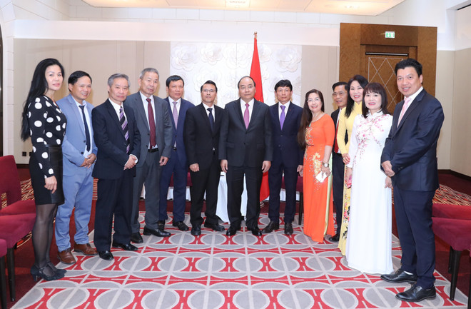 政府总理阮春福会见旅居欧洲越南人协会联合会代表 ảnh 1 政府总理阮春福会见旅居欧洲越南人协会联合会代表 ảnh 1