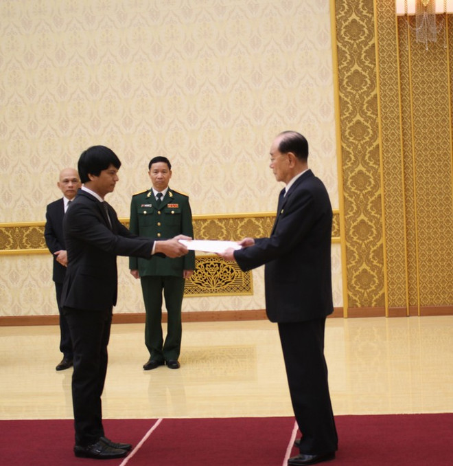 朝鲜最高人民会议常任委员会委员长金永南接受越南驻朝鲜大使黎伯荣递交国书 ảnh 1 朝鲜最高人民会议常任委员会委员长金永南接受越南驻朝鲜大使黎伯荣递交国书 ảnh 1