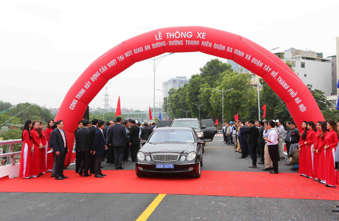 河内市安阳与青年路交叉处天桥正式通车 ảnh 2 河内市安阳与青年路交叉处天桥正式通车 ảnh 2