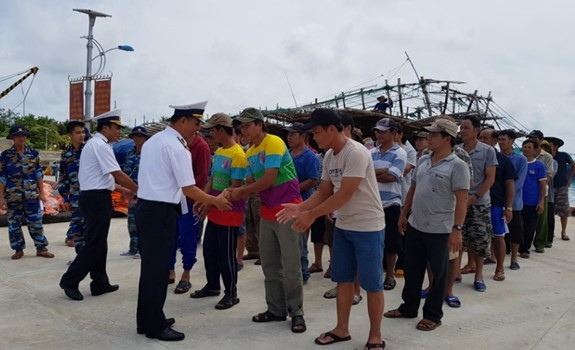 广南省:在长沙群岛海域遇险的43名渔民获救助并已安全上岸 ảnh 1 广南省:在长沙群岛海域遇险的43名渔民获救助并已安全上岸 ảnh 1