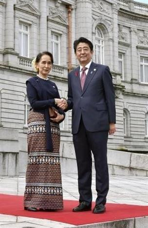 安倍“肯定”昂山素季对罗兴亚人问题的努力 ảnh 1