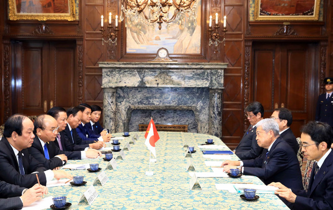 越南政府总理阮春福会见日本众议院议长和日本参议院议长 ảnh 2