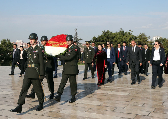 越南国会主席阮氏金银与土耳其议会议长比纳利·耶尔德勒姆举行会谈 ảnh 3