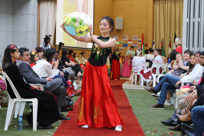 南非国际文化节：越南使节夫人上演传统服装—奥黛秀 ảnh 2