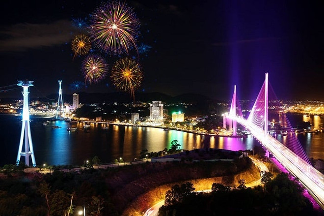 2024年下龙狂欢节:乘观光船赏烟花路线一票难求 ảnh 1 2024年下龙狂欢节:乘观光船赏烟花路线一票难求 ảnh 1