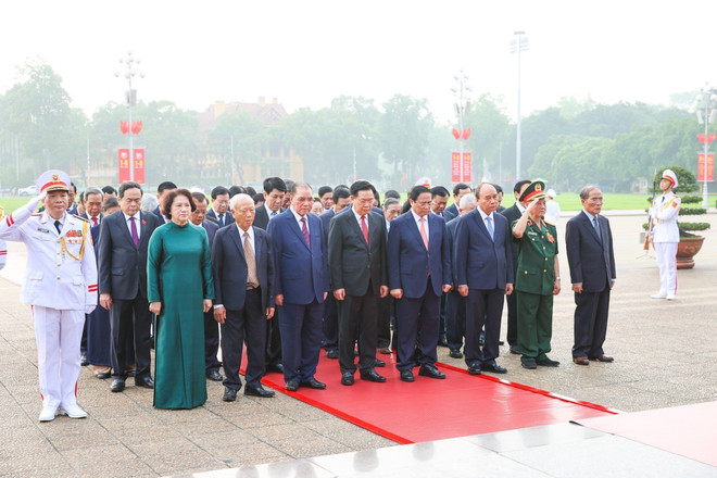 国家统一49周年:党和国家领导拜谒胡志明主席陵墓 ảnh 2 国家统一49周年:党和国家领导拜谒胡志明主席陵墓 ảnh 2