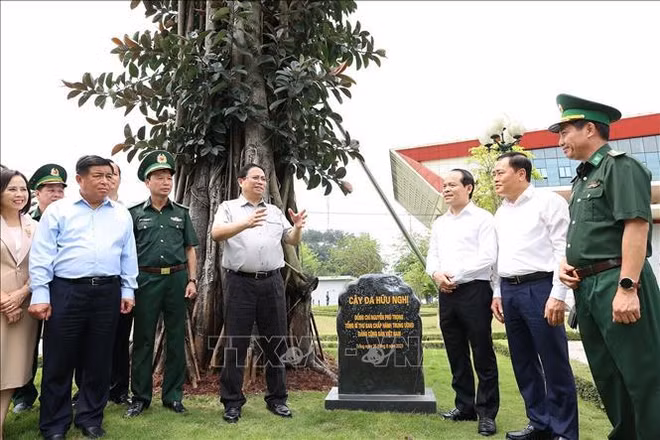 范明政总理探访友谊国际口岸 莅临谅山省部分项目调研指导 ảnh 1 范明政总理探访友谊国际口岸 莅临谅山省部分项目调研指导 ảnh 1