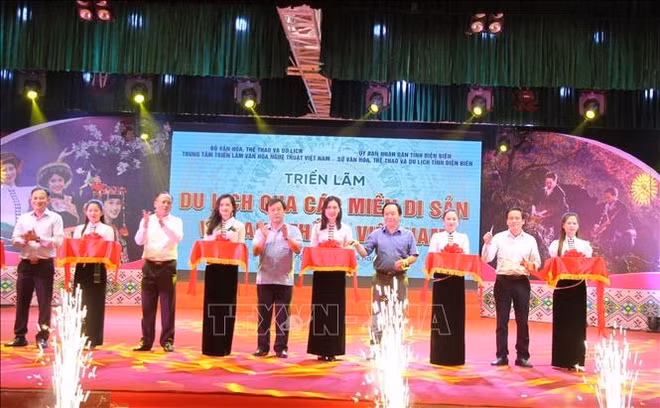 “游览越南的遗产和名胜古迹”展览会在奠边省拉开帷幕 ảnh 1