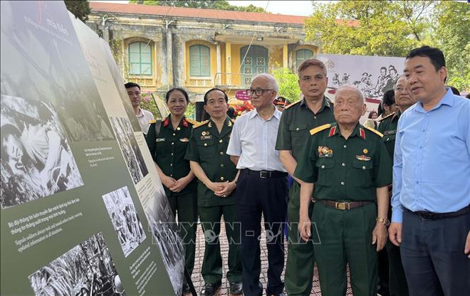 “长山路——传奇胡志明小道”展:培养年轻一代对历史的热爱 ảnh 1 “长山路——传奇胡志明小道”展:培养年轻一代对历史的热爱 ảnh 1