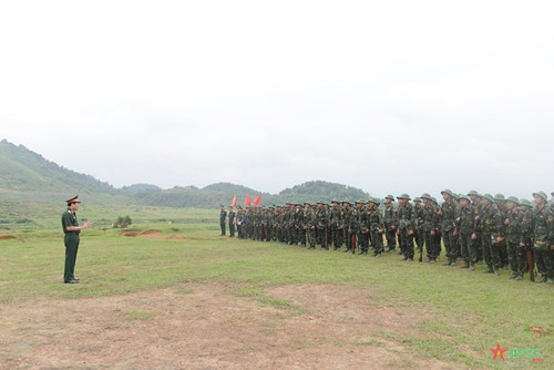 阮新疆上将:建设一支火力满足任务的师级单位 ảnh 2 阮新疆上将:建设一支火力满足任务的师级单位 ảnh 2