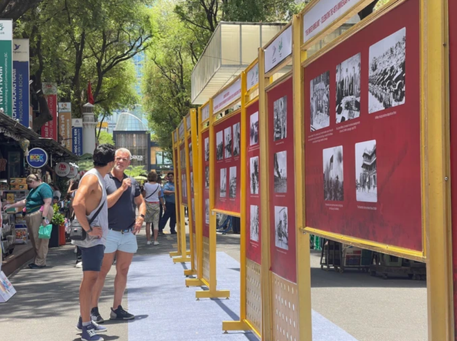 胡志明市“国家统一节”资料展会拉开序幕 ảnh 1