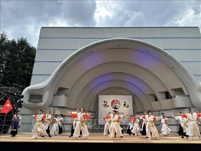 越日关系50周年:越南舞蹈队在日本鸣子舞节上演出 ảnh 1 越日关系50周年:越南舞蹈队在日本鸣子舞节上演出 ảnh 1