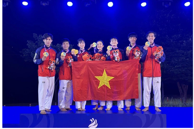 越南跆拳道队在2023年第一届世界跆拳道表演团体锦标赛预选赛中夺金 ảnh 1