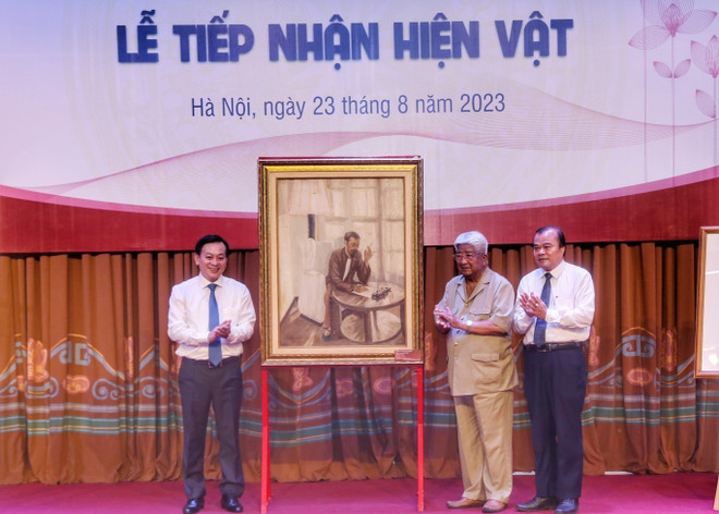 胡志明博物馆接收三幅有关胡志明主席的画作 ảnh 1