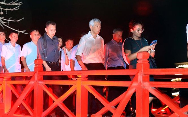 新加坡总理在还剑湖步行街漫步 ảnh 2 新加坡总理在还剑湖步行街漫步 ảnh 2