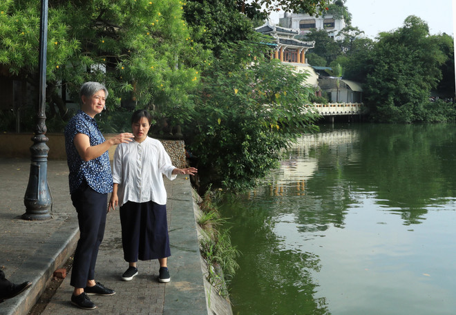 澳大利亚外长黄英贤漫步观赏还剑湖美景和品尝鸡蛋咖啡 ảnh 2 澳大利亚外长黄英贤漫步观赏还剑湖美景和品尝鸡蛋咖啡 ảnh 2