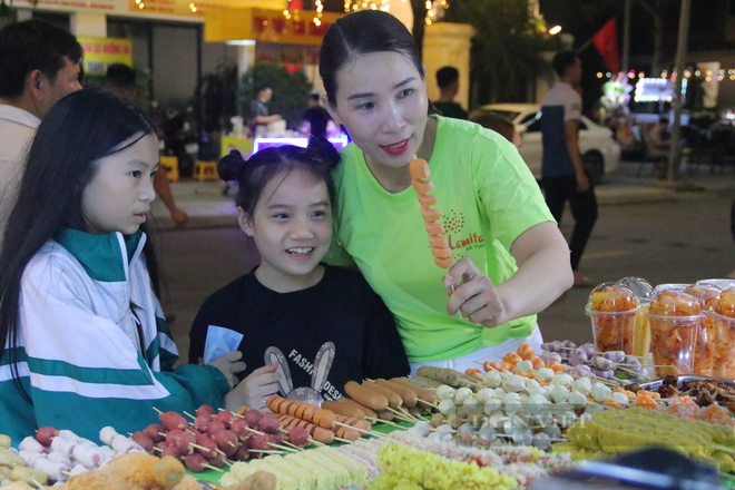越南河静省河静市首条美食街开街有利于拉动旅游需求 ảnh 1 越南河静省河静市首条美食街开街有利于拉动旅游需求 ảnh 1