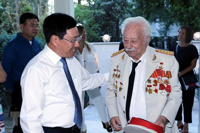 政府副总理范平明造访越南驻希腊大使馆 ảnh 2