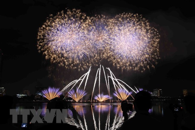 2018年岘港国际烟花节给游客留下深刻印象 ảnh 1 2018年岘港国际烟花节给游客留下深刻印象 ảnh 1