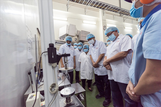 菲律宾贸易部代表团访问越南URC工厂 ảnh 1 菲律宾贸易部代表团访问越南URC工厂 ảnh 1