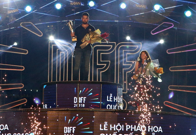 格外灿烂的2018岘港国际烟花节总决赛在韩江东岸举行 ảnh 1