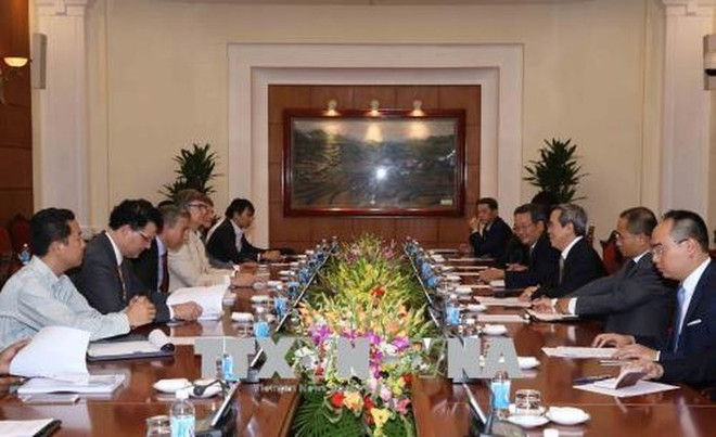 越共中央经济部部长阮文平会见越南企业论坛联盟工作代表团 ảnh 1