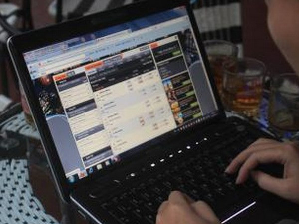 越南警方侦破一起大规模网络赌博案 涉案赌资超过两万亿越盾 ảnh 1