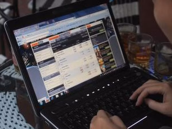 越南警方侦破一起大规模网络赌博案 涉案赌资超过两万亿越盾 ảnh 1