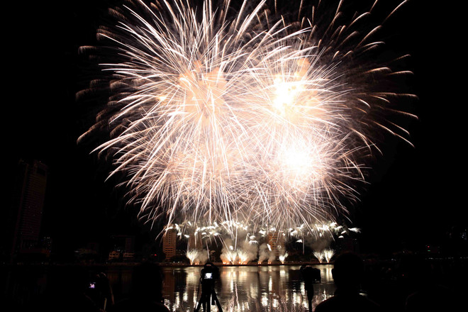 格外灿烂的2018岘港国际烟花节总决赛在韩江东岸举行 ảnh 2