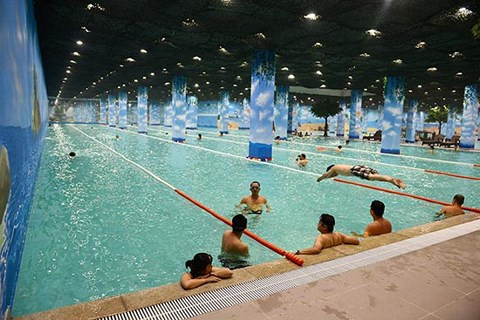 夏季高温来袭 游泳是消暑解热的最佳方式 ảnh 1