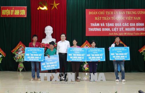 越南祖国阵线中央委员会主席陈青敏走访慰问乂安省优抚家庭 ảnh 1 越南祖国阵线中央委员会主席陈青敏走访慰问乂安省优抚家庭 ảnh 1