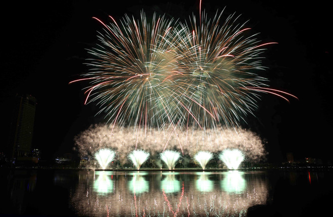 格外灿烂的2018岘港国际烟花节总决赛在韩江东岸举行 ảnh 3