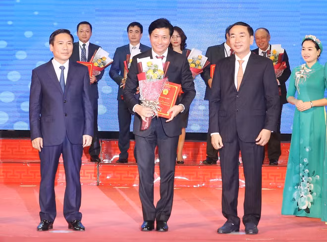 政府总理阮春福出席太原省投资促进会议 ảnh 3