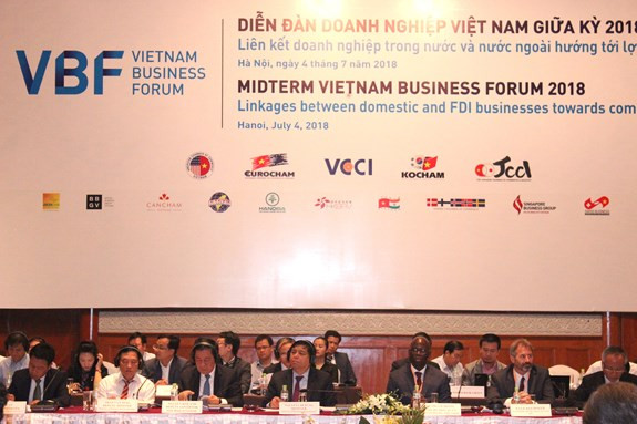 外国投资商在2018年越南企业中期论坛上积极建言献策 ảnh 1