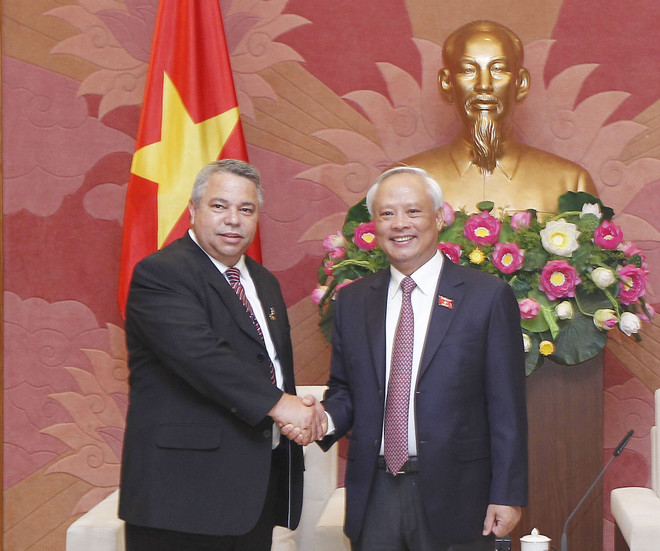 越南国家副主席汪周刘会见古巴工人中央工会秘书长吉拉特 ảnh 1 越南国家副主席汪周刘会见古巴工人中央工会秘书长吉拉特 ảnh 1
