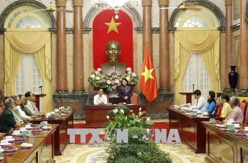 越南国家副主席邓氏玉盛会见南定省战争时期有功人员 ảnh 1