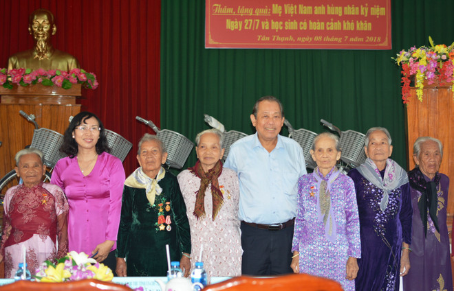 越南伤残军人和烈士日71周年：政府副总理张和平走访慰问各地英雄母亲 ảnh 1