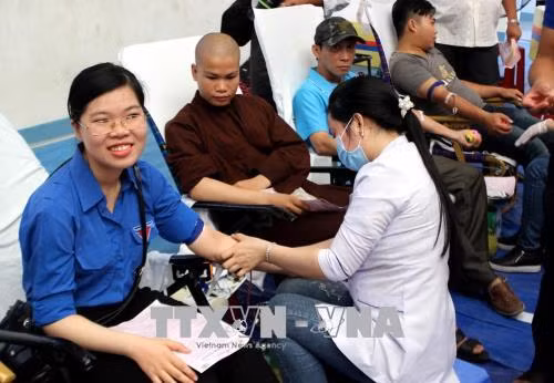 1000多人参加在富安省举行的无偿献血活动 ảnh 2