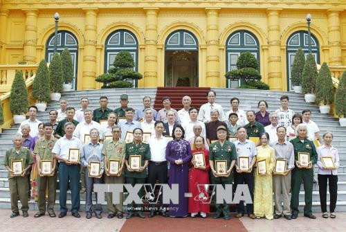 越南国家副主席邓氏玉盛会见南定省战争时期有功人员 ảnh 2