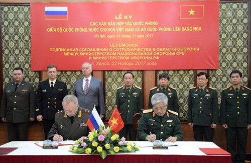 越南国防部长吴春历会见俄罗斯国防部高级代表团 ảnh 3