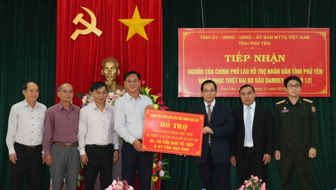 老挝政府协助越南富安省第十二号台风受灾群众开展恢复重建工作 ảnh 1