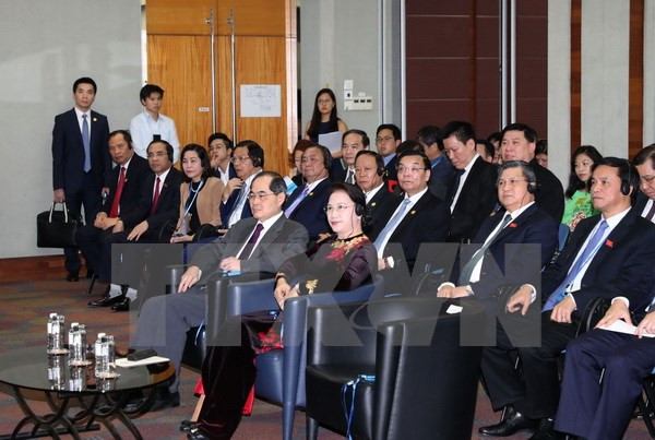 越南国会主席阮氏金银出席越新企业家对话会 ảnh 2 越南国会主席阮氏金银出席越新企业家对话会 ảnh 2